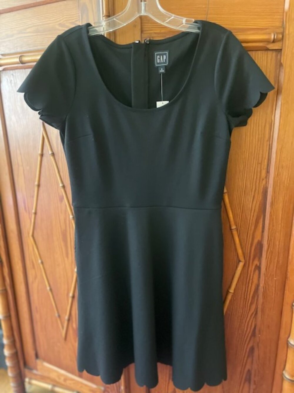NWT Gap Dress Size 8 Black with Pockets! Scalloped hem & sleeves